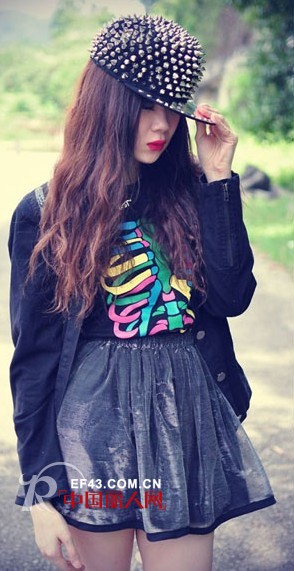超短裙配上棒球帽 街头潮女俏皮十足