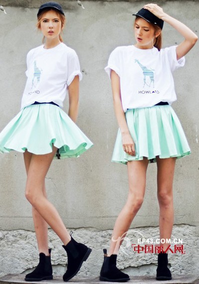 超短裙配上棒球帽 街头潮女俏皮十足