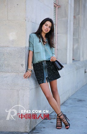 秋装外套搭配超短裙 打造迷人姿态