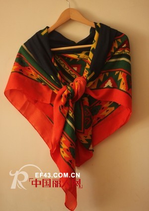 华丽格纹丝巾 让你落落大方色感非凡