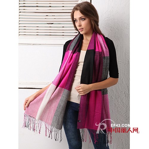华丽格纹丝巾 让你落落大方色感非凡