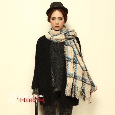 华丽格纹丝巾 让你落落大方色感非凡