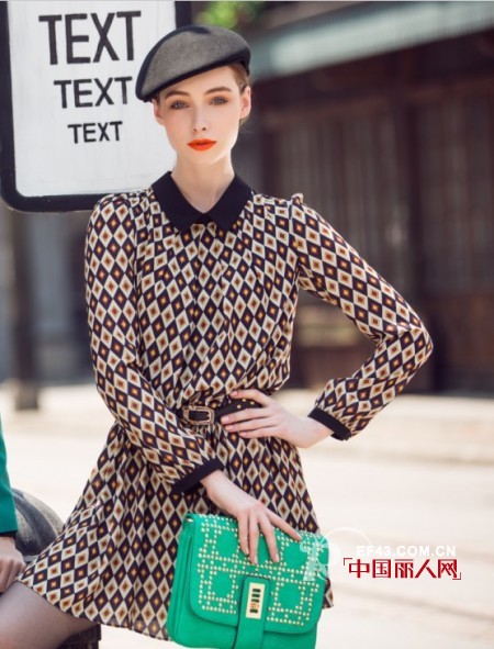 秋季通勤必备 新款连衣裙更展优雅姿态