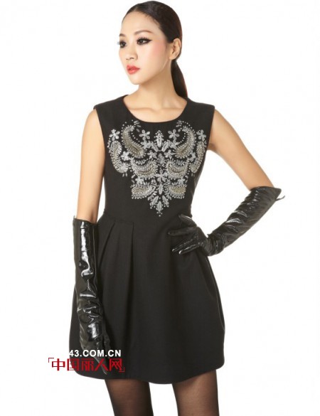 秋季黑色服装怎么搭配 性感黑色打造不一样的秋天