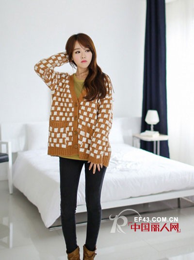 毛衣外套搭配牛仔裤 苗条身线前卫时尚