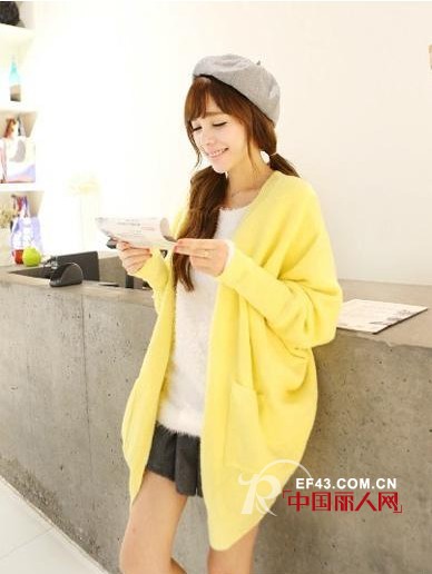 毛衣外套搭配短裤裙装 甜美少女穿搭风