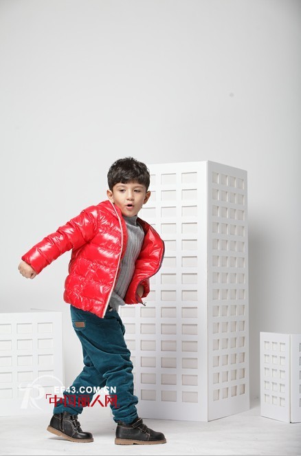 红色羽绒服怎么搭配 秋冬搭配质感美