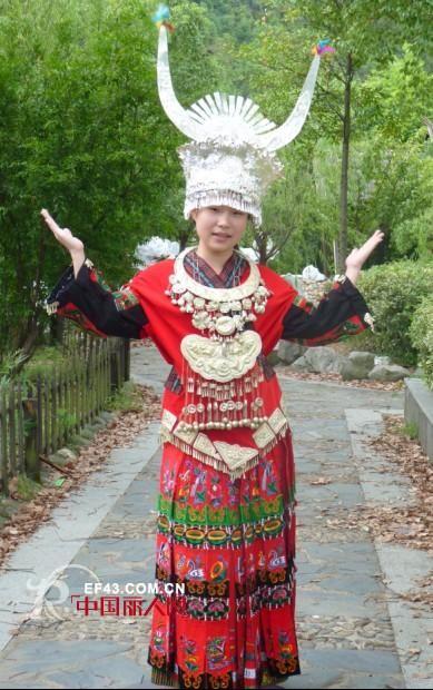 苗女刺绣巧夺天工,湘绣苏绣比之难以免俗