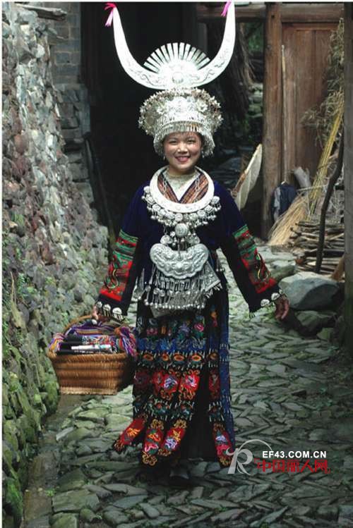 苗女刺绣巧夺天工,湘绣苏绣比之难以免俗