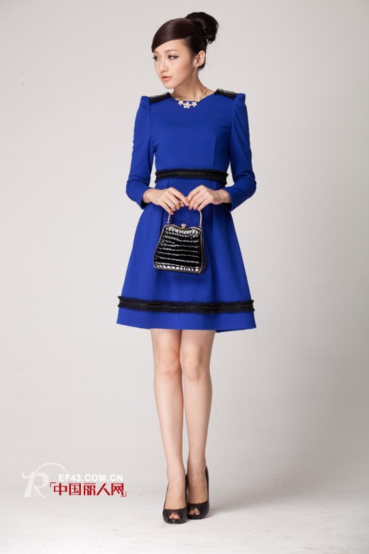 大热宝蓝色单品  穿出强烈的视觉冲击效果