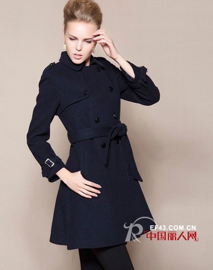 宝蓝色秋冬外套 潮流穿法再现经典