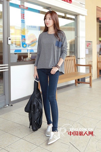 紧身牛仔裤搭配 一秒变修长美腿