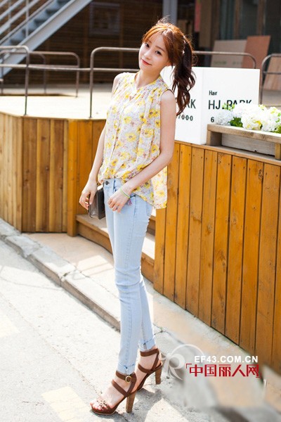 牛仔小脚裤 韩范美女示范初秋新鲜穿法