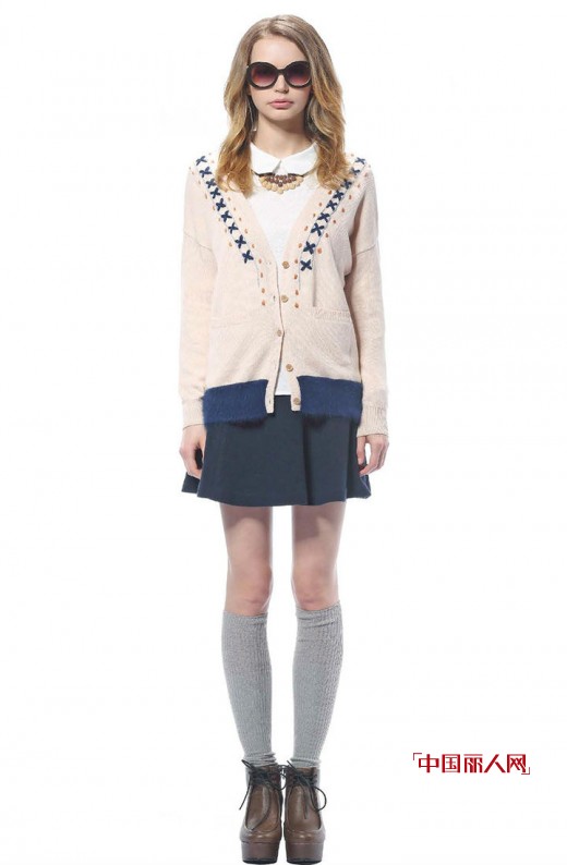 XG雪歌打破沉闷 靓丽粉蜜秋冬色