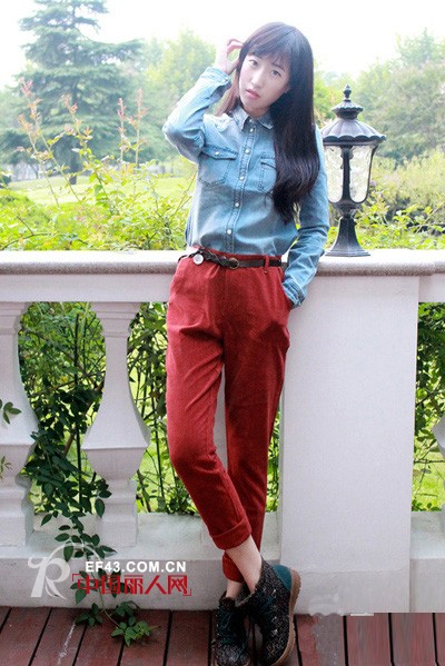 时髦衬衫配长裤 简单风格随性美