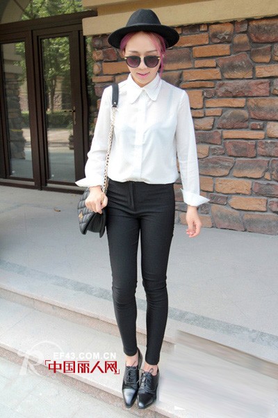 时髦衬衫配长裤 简单风格随性美