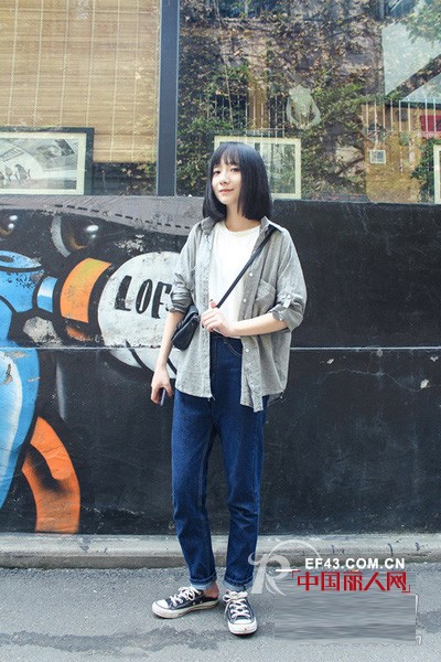 时髦衬衫配长裤 简单风格随性美