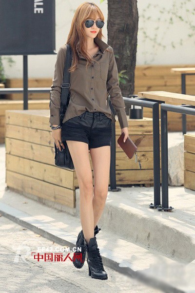 纯色系衬衫搭配高腰短裤 清新又显瘦