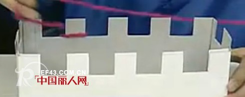 最简单织围巾方法 巧用纸盒织围巾