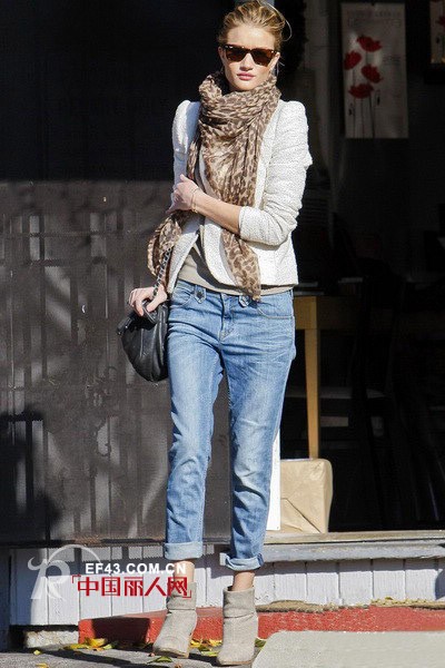 街头潮人演绎围巾的各种围法