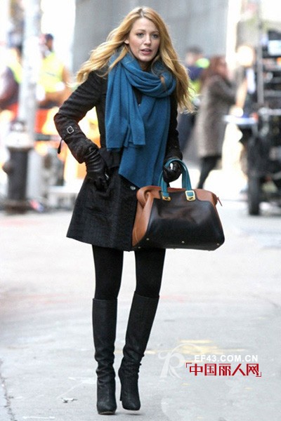 街头潮人演绎围巾的各种围法