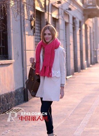 长款亮色围巾的围法