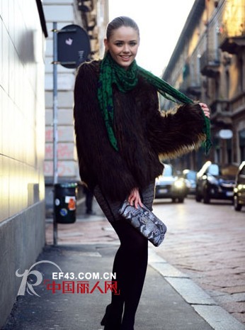 长款亮色围巾的围法