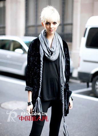 长款亮色围巾的围法