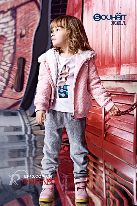 粉色短款小外套怎么搭配 小外套搭配方法