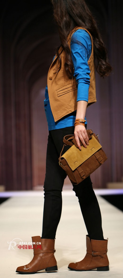 秋冬季节搭配拒绝沉闷  艳丽色调秋冬翩翩起舞