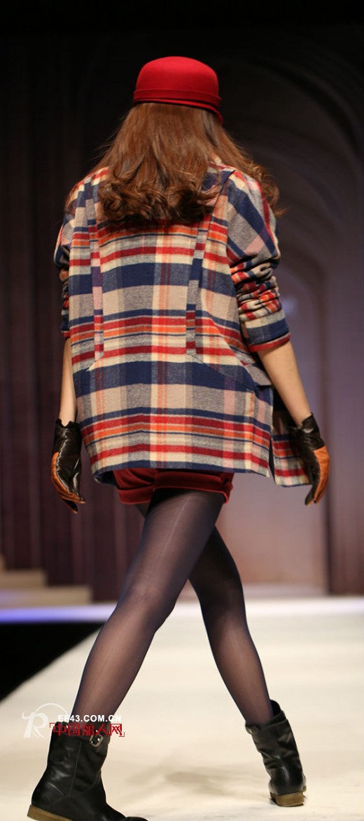 秋冬季节搭配拒绝沉闷  艳丽色调秋冬翩翩起舞