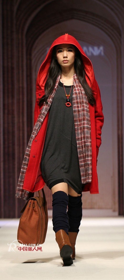 秋冬季节搭配拒绝沉闷  艳丽色调秋冬翩翩起舞