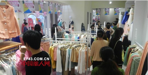 系恋女装绽放福建福鼎巴黎春天百货店璀璨开幕