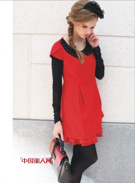 大红色上衣搭配什么颜色好看