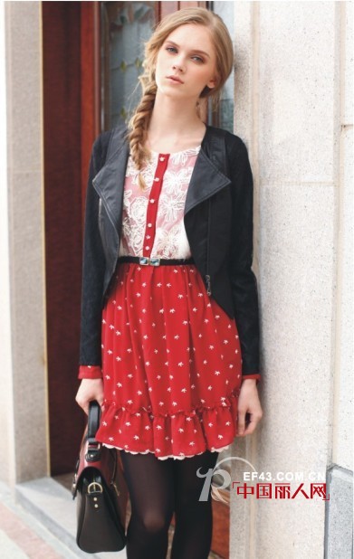 波点连衣裙搭配 自信女孩的时尚生活