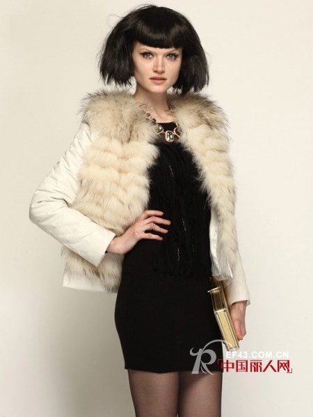 初冬就穿短款毛领外套 怎么搭都好看