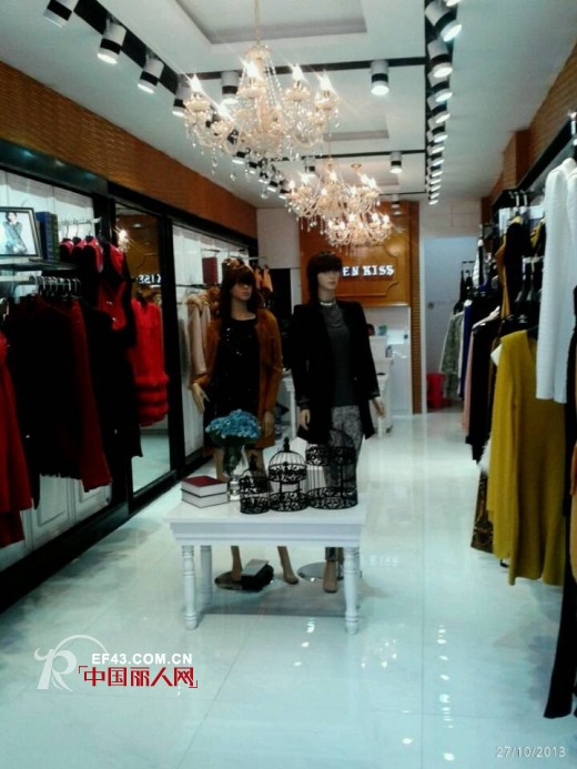 七吻服饰监利店盛大开业  引领潮流风尚