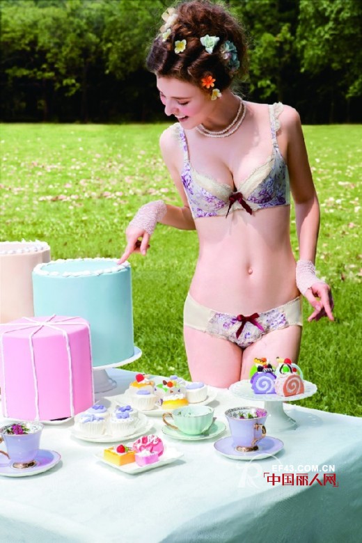 日贝尔新款超级聚拢魔力文胸  罩杯升级一步搞定