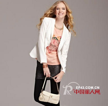 白色小西装怎么搭配 小西装里面怎么搭配好看
