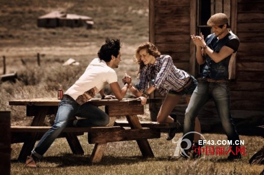 深秋郊游温暖穿搭术  享受秋天最美的时光