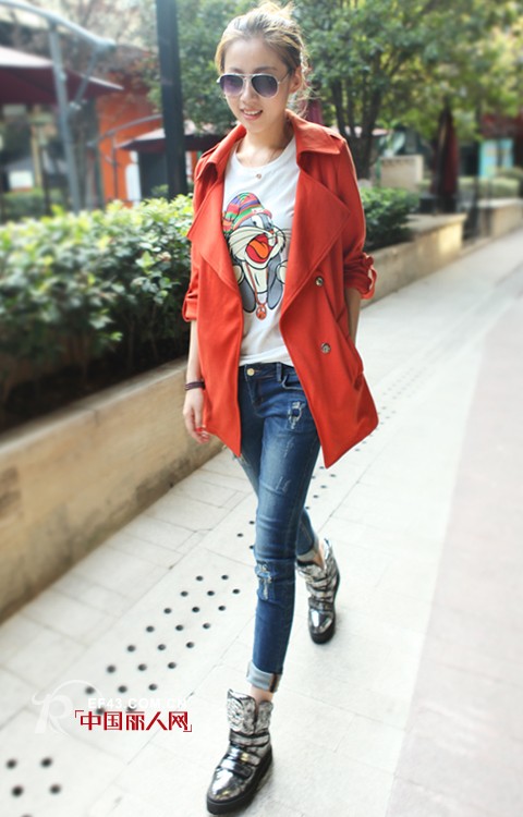 深秋选择风衣  橘色搭配带来新鲜感