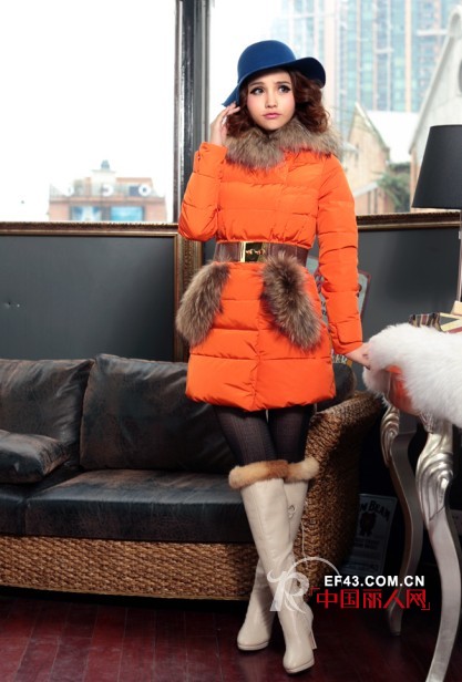 橘色羽绒服搭配零负担  尽情展现时尚摩登