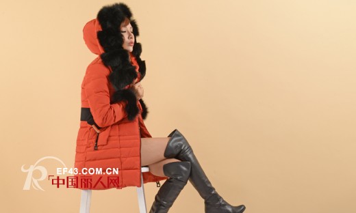 橘色羽绒服搭配零负担  尽情展现时尚摩登
