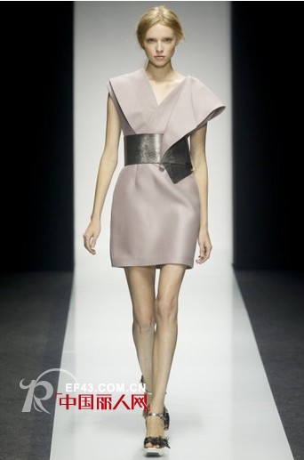 2014春夏女装  Gianfranco Ferre   不规则时尚