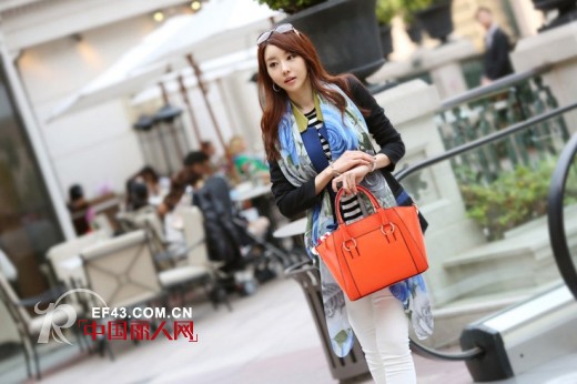 耀眼橘色包包  为你的整体造型加分