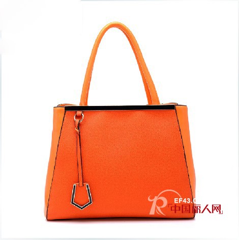 耀眼橘色包包  为你的整体造型加分