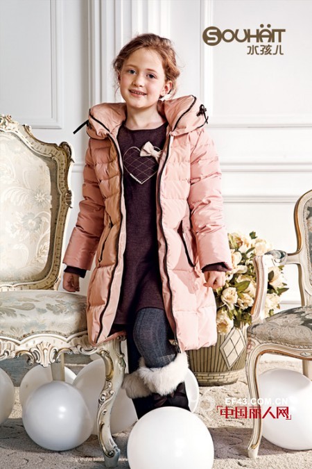 粉色羽绒服怎么搭配好看 长款羽绒服搭配