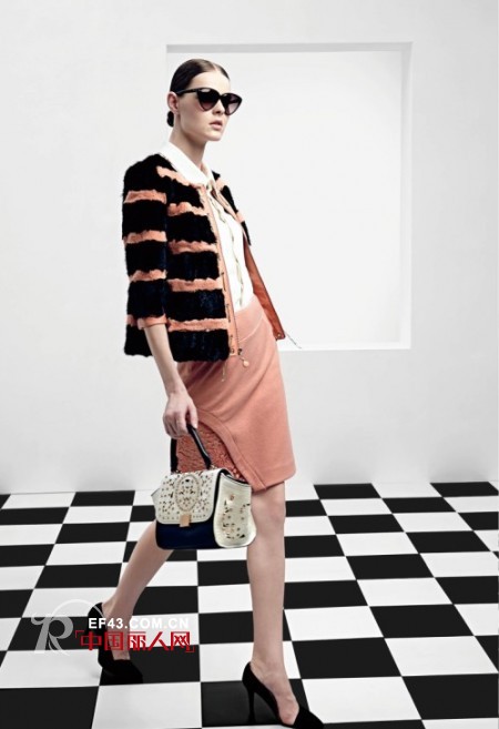 冬装时尚搭配 百搭短外套毛绒衣