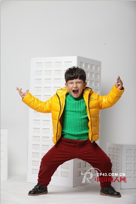 亮色羽绒服搭配技巧 缤纷色彩告别沉闷冬日