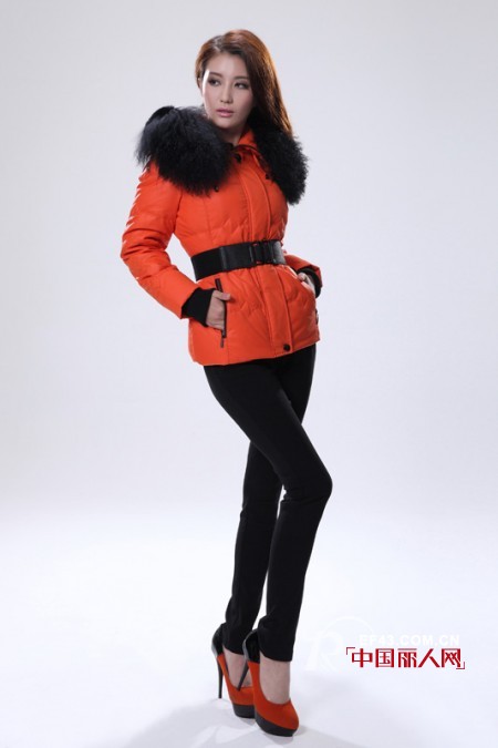 亮色羽绒服款式搭配 秋冬必备装扮